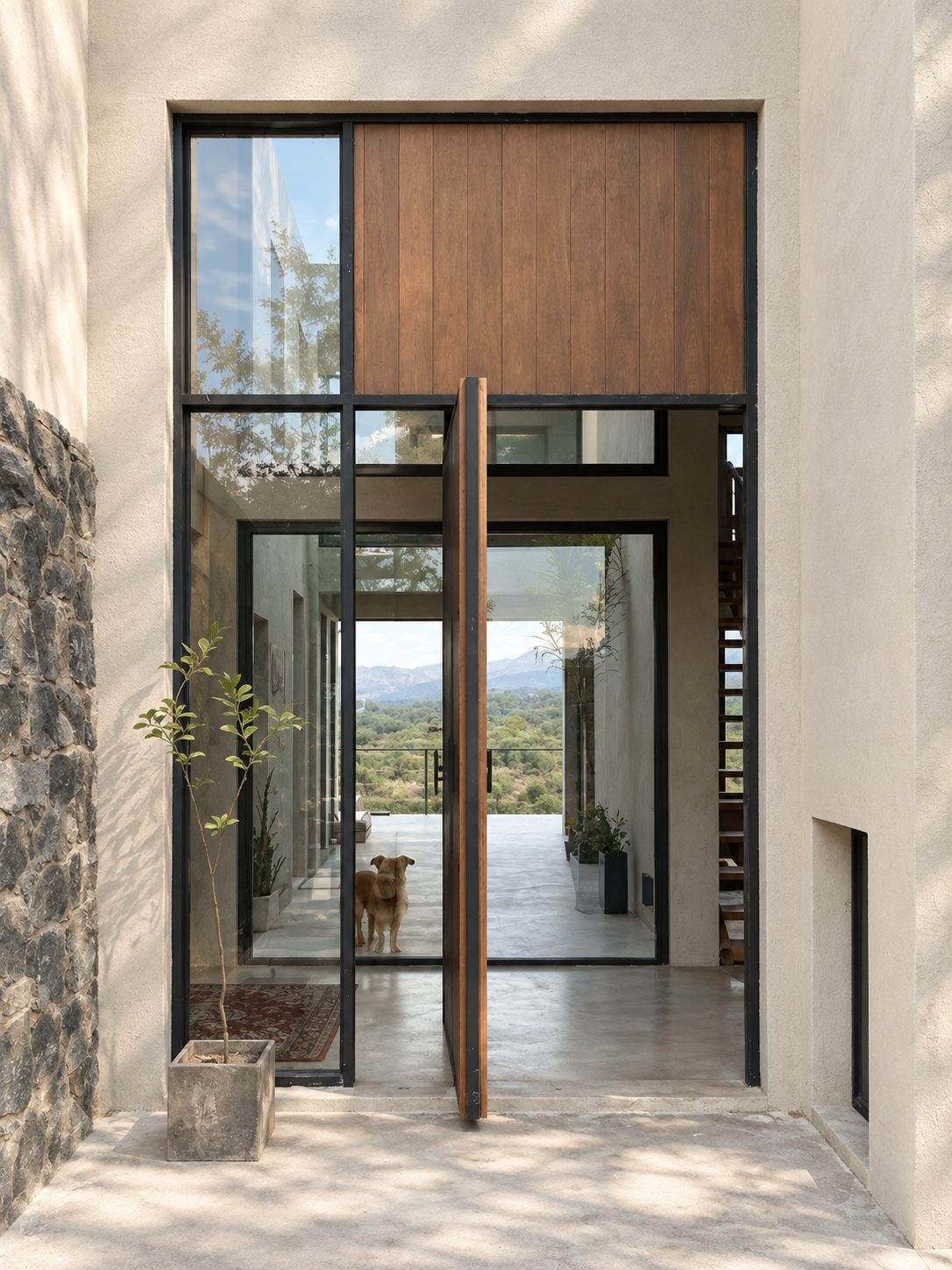 Puerta de ingreso de madera y vidrio, Casa de piedra en la sierra