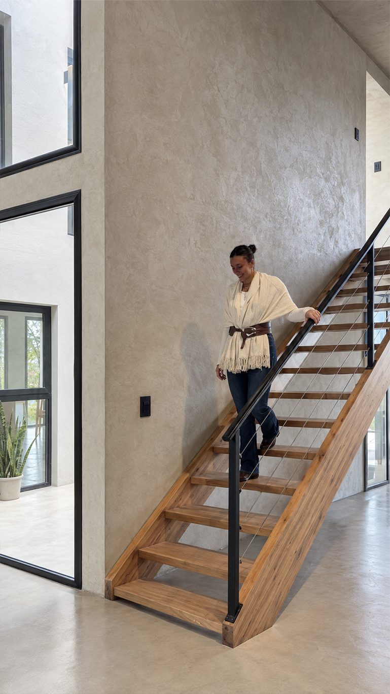 Escalera de madera con baranda de vidrio, Casa de piedra en la sierra