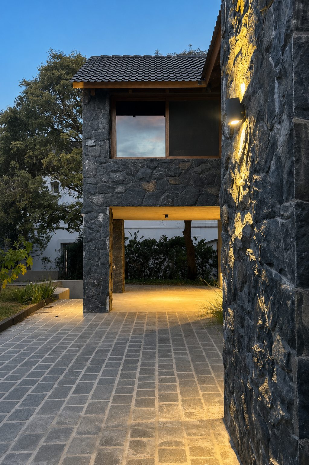 Fachada de piedra con acceso y piso de adoquines, Remodelación en Jockey Club