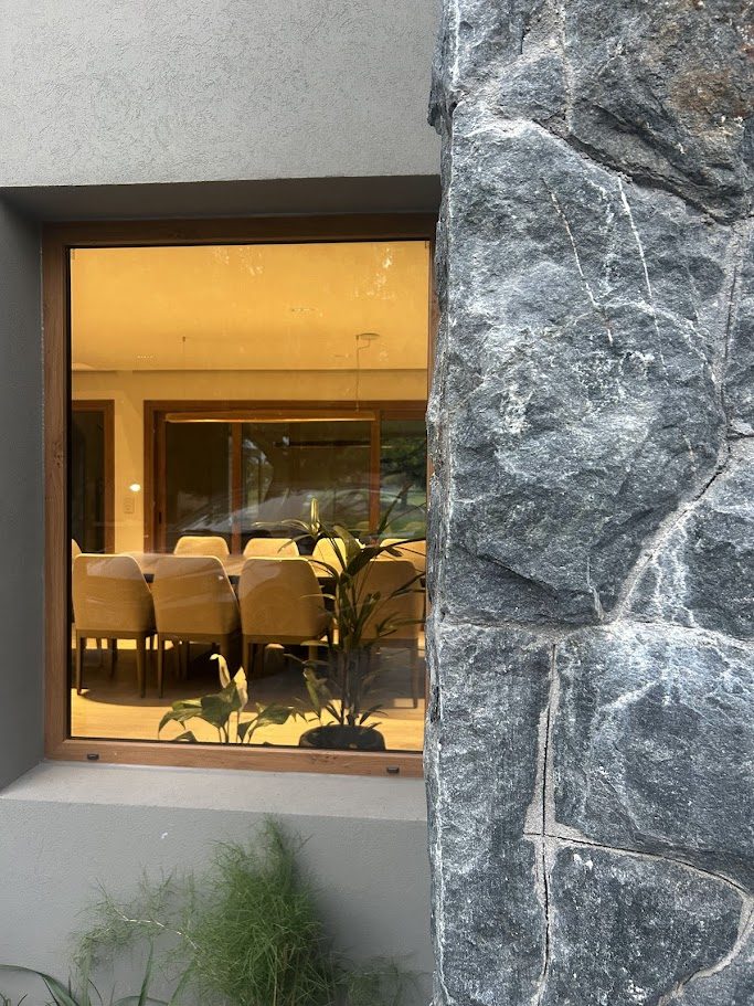 Ventana con vista al comedor desde el exterior, Remodelación en Jockey Club