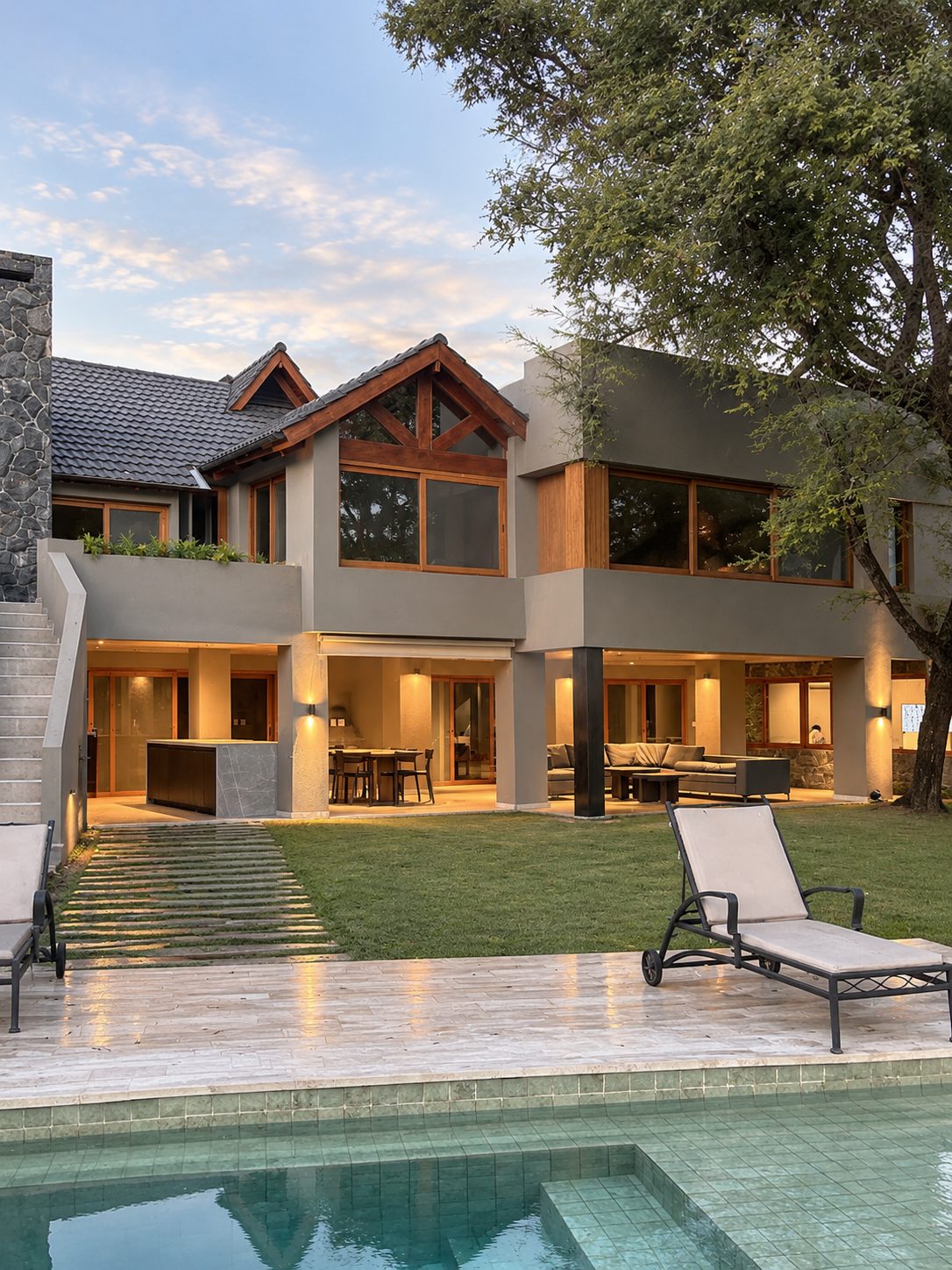 Vista exterior de la casa al atardecer, Remodelación en Jockey Club
