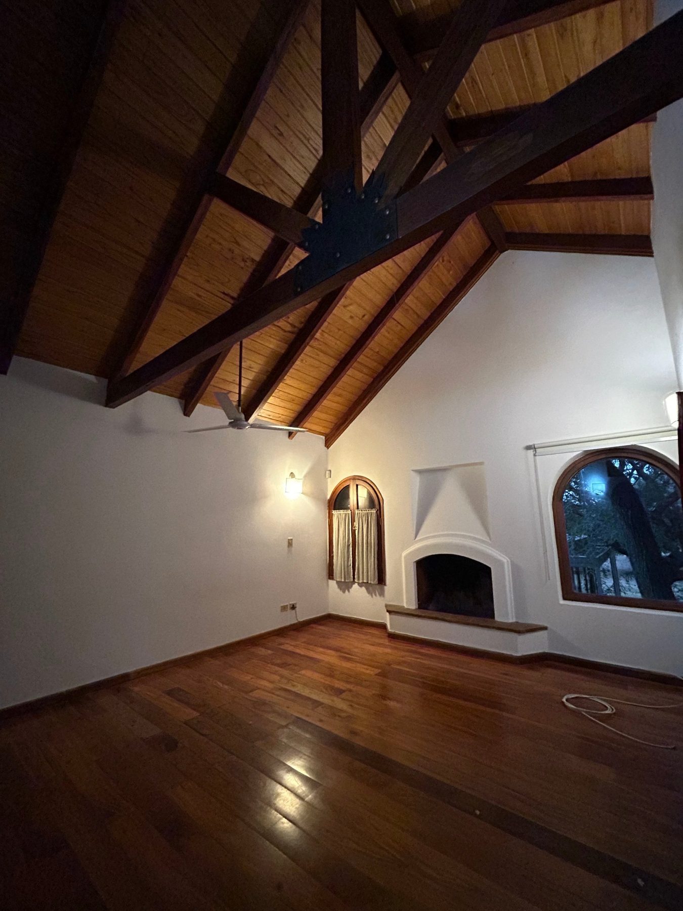 Living con chimenea antes de la remodelación, Remodelación en Jockey Club