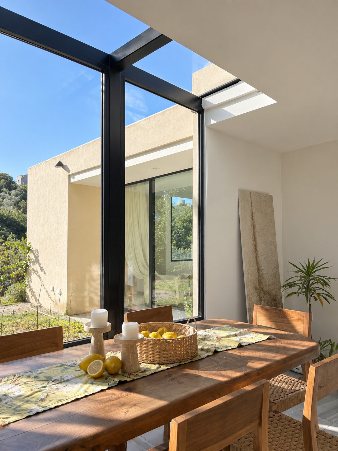 Cocina con ventanal que se pliega hacia el techo, Casa con ventanal plegable en la sierra