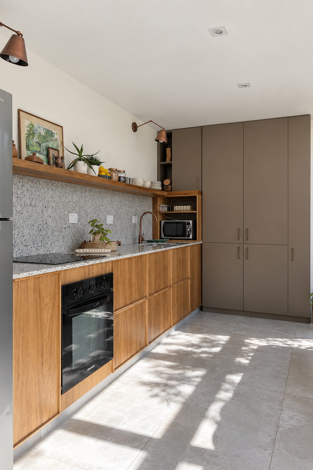 Cocina con muebles de madera y gris, Casa con ventanal plegable en la sierra