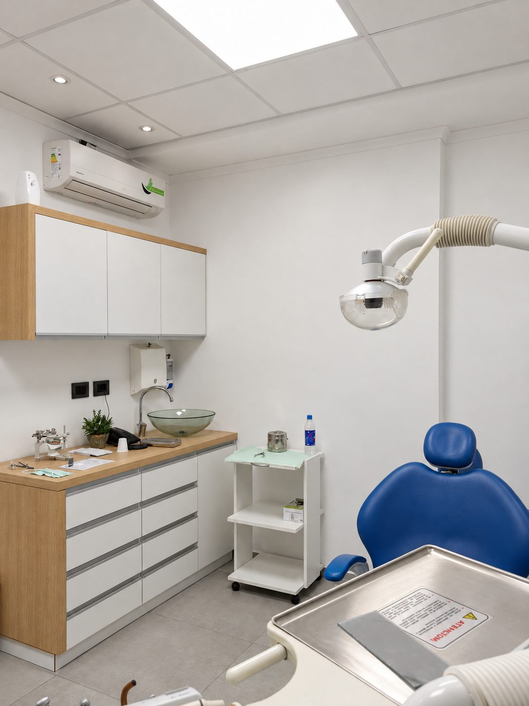 Consultorios RIE, Consultorios con recepción de madera y sala de espera minimalista